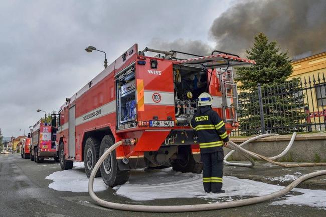 Hasiči bojují s velkým požárem v areálu polické společnostu Hauk 