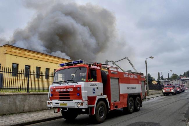 Hasiči bojují s velkým požárem v areálu polické společnostu Hauk 