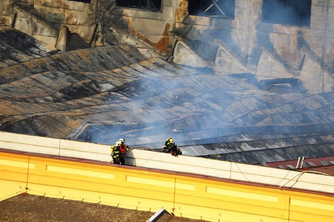 "Děsivé peklo zlomeno houževnatým zásahem všech hasičských jednotek." 