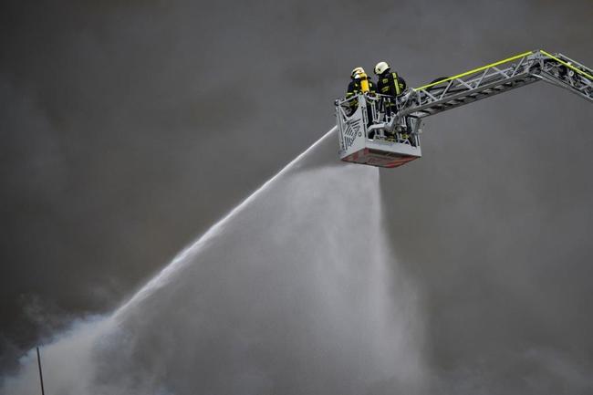 Hasiči bojují s velkým požárem v areálu polické společnostu Hauk 