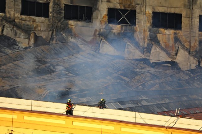 "Děsivé peklo zlomeno houževnatým zásahem všech hasičských jednotek." 