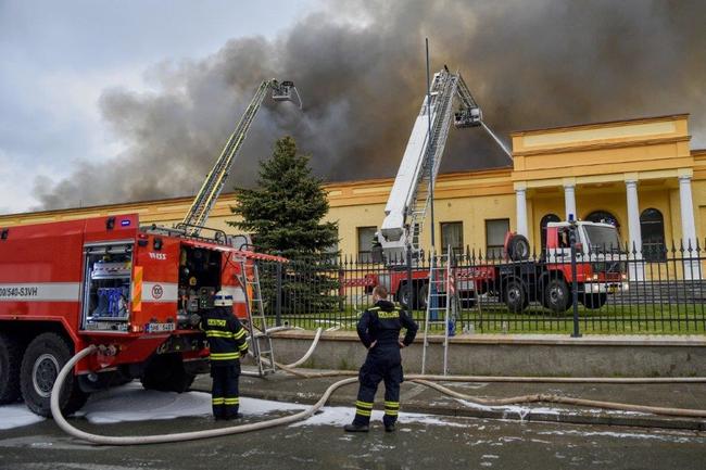 Hasiči bojují s velkým požárem v areálu polické společnostu Hauk 