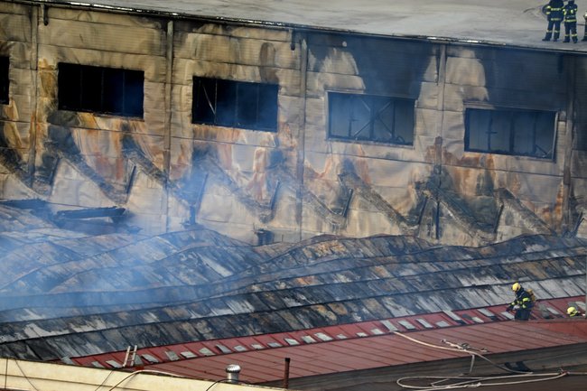 "Děsivé peklo zlomeno houževnatým zásahem všech hasičských jednotek." 