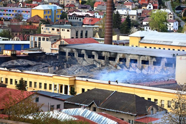 "Děsivé peklo zlomeno houževnatým zásahem všech hasičských jednotek." 