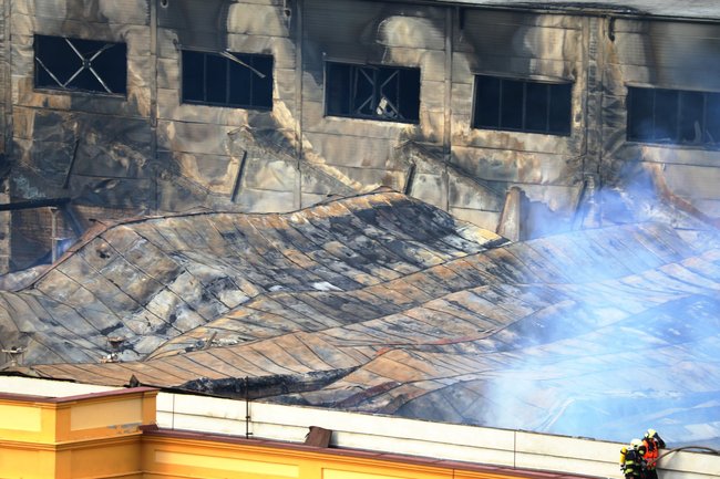 "Děsivé peklo zlomeno houževnatým zásahem všech hasičských jednotek." 
