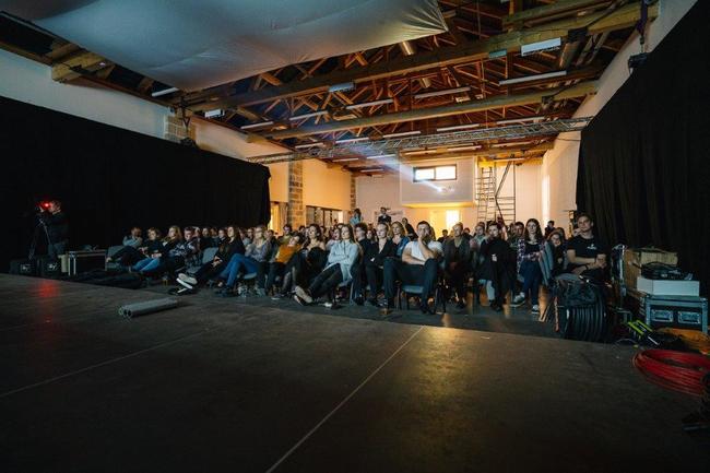 Benefiční online koncert Police Symphony Orchestra z broumovského kláštera vynesl přes půl milionu korun na podporu místní kultury