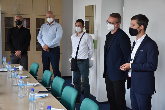 Zhotovitel parkovacího domu v areálu náchodské nemocnice převzal staveniště