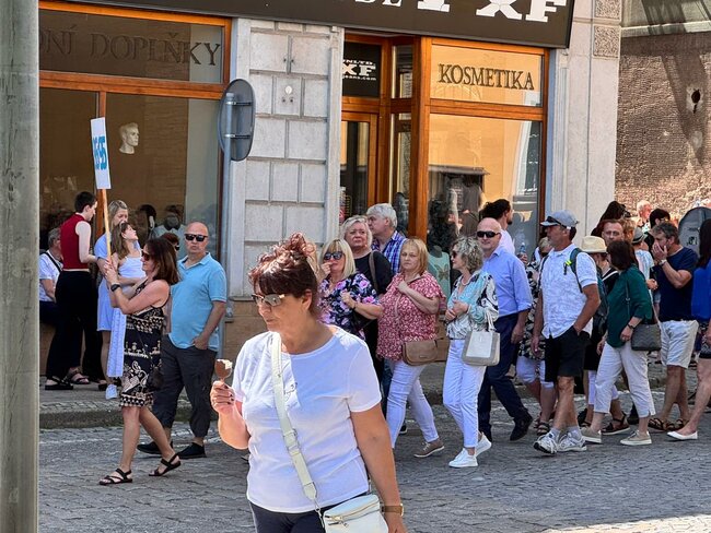 Broumov slavil 80 let gymnázia. Průvod, hudba i vzpomínky.