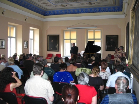 Video: Žáci umělecké školy v Broumově převzali absolventské šerpy