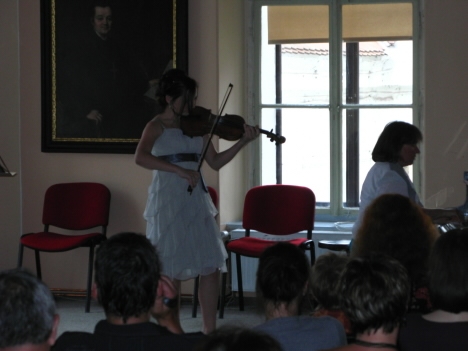 Video: Žáci umělecké školy v Broumově převzali absolventské šerpy