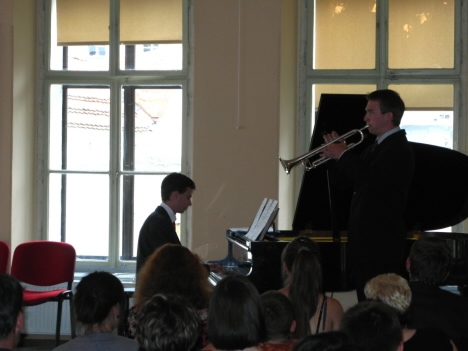 Video: Žáci umělecké školy v Broumově převzali absolventské šerpy