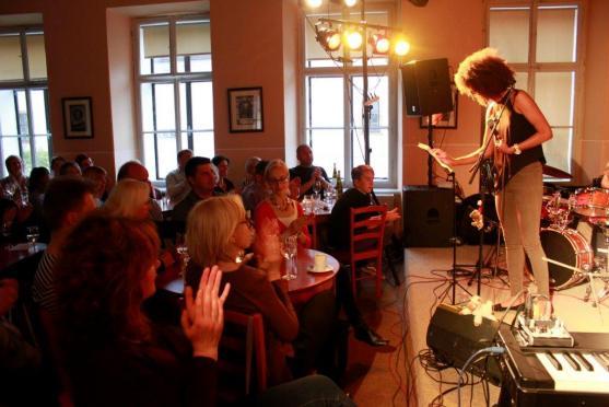 Své evropské turné zahájila Alita Moses v broumovském klášteře