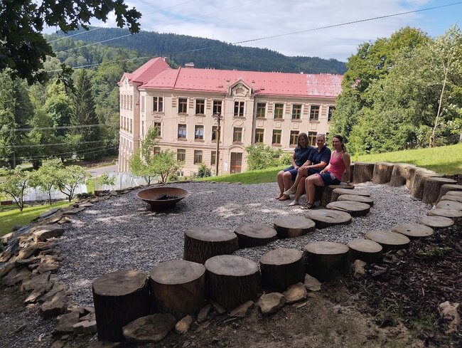 Nový školní amfiteátr je oázou klidu