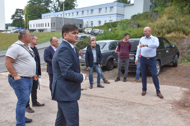 Zhotovitel parkovacího domu v areálu náchodské nemocnice převzal staveniště