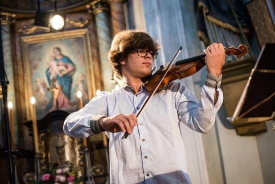 Mladí hudebníci rozezněli bezděkovský kostel devátým koncertem festivalu Za poklady Broumovska