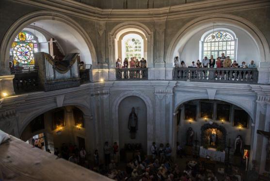 Mladí hudebníci rozezněli bezděkovský kostel devátým koncertem festivalu Za poklady Broumovska