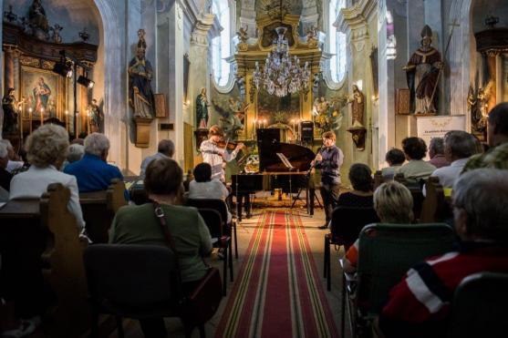 Mladí hudebníci rozezněli bezděkovský kostel devátým koncertem festivalu Za poklady Broumovska
