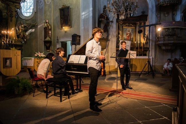 Mladí hudebníci rozezněli bezděkovský kostel devátým koncertem festivalu Za poklady Broumovska