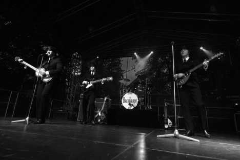 Video: The Backwards koncertovali v Zahradě* kláštera v Broumově