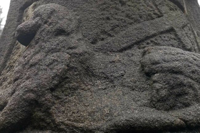 Machovský kříž opět září na hřebeni