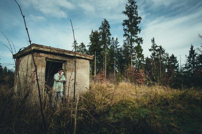 Běsi vydává skladbu Šest stupňů odloučení. Je o klucích, kteří si hrají, než shoří 