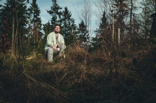 Běsi vydává skladbu Šest stupňů odloučení. Je o klucích, kteří si hrají, než shoří
