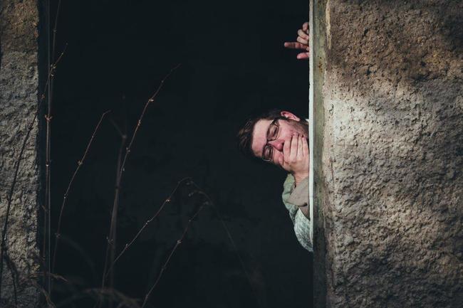 Běsi vydává skladbu Šest stupňů odloučení. Je o klucích, kteří si hrají, než shoří