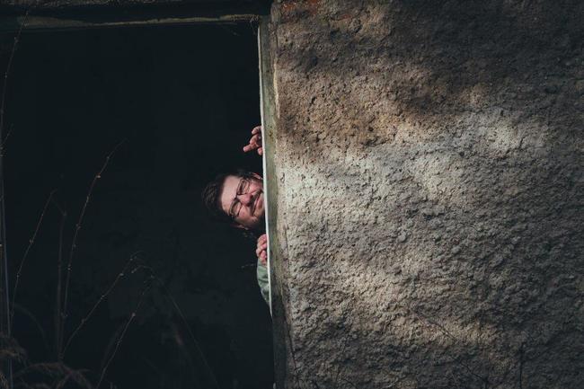 Běsi vydává skladbu Šest stupňů odloučení. Je o klucích, kteří si hrají, než shoří