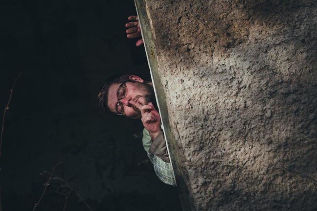 Běsi vydává skladbu Šest stupňů odloučení. Je o klucích, kteří si hrají, než shoří