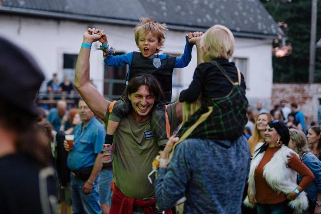 Zaplněný statek a skvělá atmosféra, to byl jubilejní 15. ročník Bigboše v Křinicích 