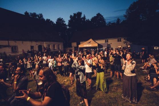 Zaplněný statek na festivalu Bigboš Křinice opět ovládla dobrá nálada