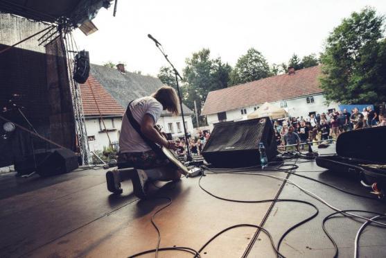 Zaplněný statek na festivalu Bigboš Křinice opět ovládla dobrá nálada