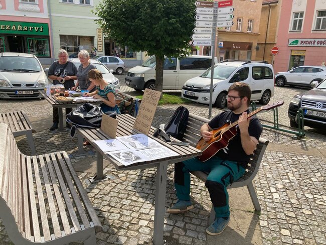 Na náměstí v Broumově startují bleší trhy
