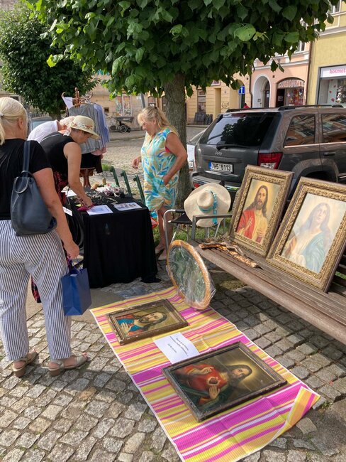 Na náměstí v Broumově startují bleší trhy