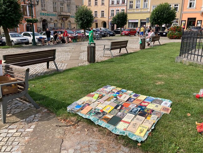 Na náměstí v Broumově startují bleší trhy