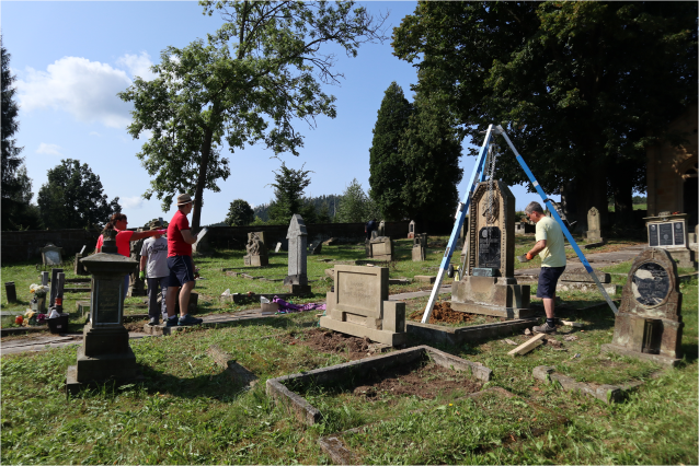 Češi a Němci nacházejí společnou řeč v péči o staré hroby na Broumovsku