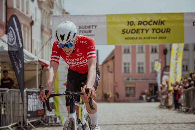Broumovskem prosviští cyklisté v závodě Sudety tour