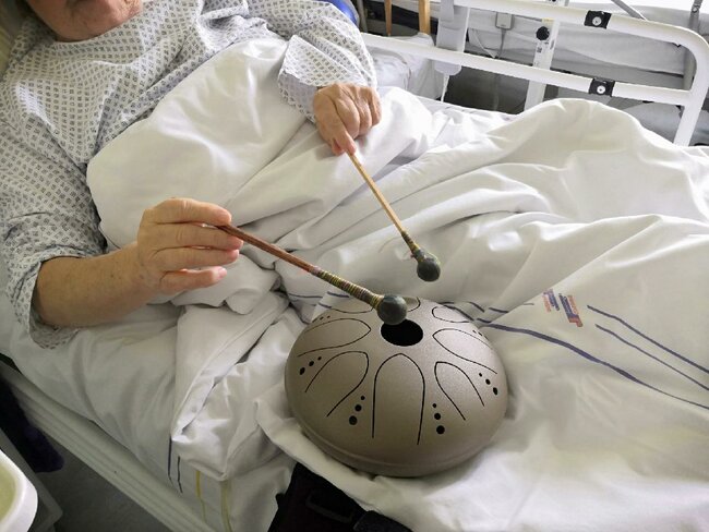 Bubínek štěstí rozveseluje seniory v broumovské nemocnici