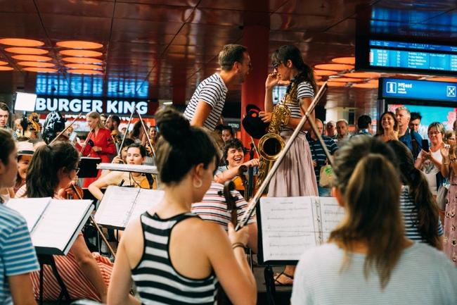 Mladý symfonický orchestr rozezní při neobvyklém turné nádražní budovy 