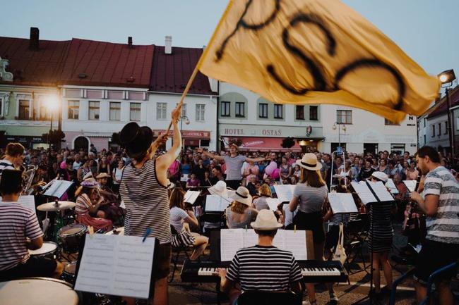 Mladý symfonický orchestr rozezní při neobvyklém turné nádražní budovy 