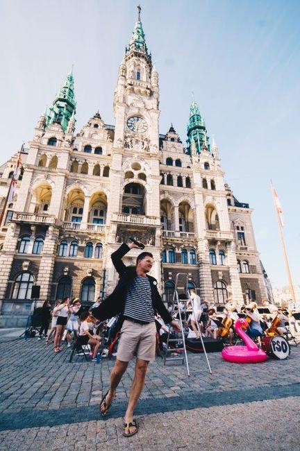 Mladý symfonický orchestr rozezní při neobvyklém turné nádražní budovy 