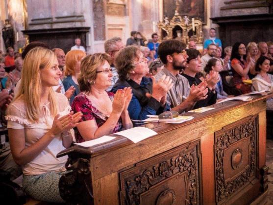 První letní koncert festivalu Za poklady Broumovska představil v Broumově pozdně barokní hru v podání Národního divadla