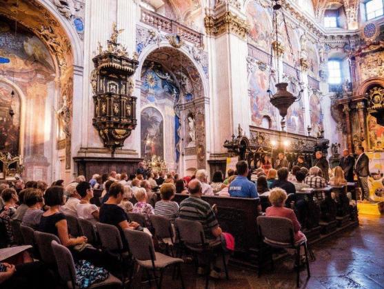 První letní koncert festivalu Za poklady Broumovska představil v Broumově pozdně barokní hru v podání Národního divadla