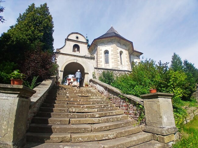 Kostel ve Zdoňově má z poloviny hotovou střechu, problémem je statika