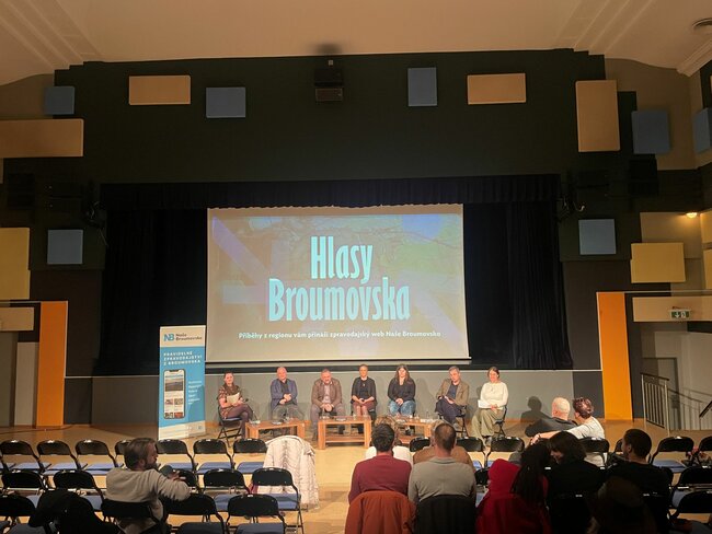 Veřejné diskuse by se měly konat pravidelně, shodli se návštěvníci debaty Hlasy Broumovska