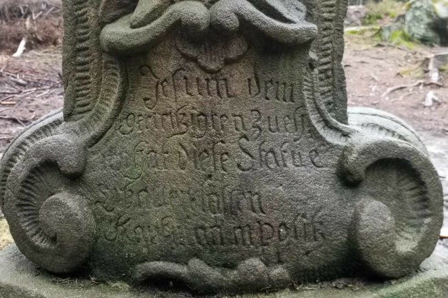 Machovský kříž opět září na hřebeni