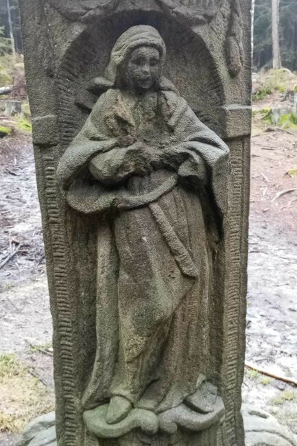 Machovský kříž opět září na hřebeni