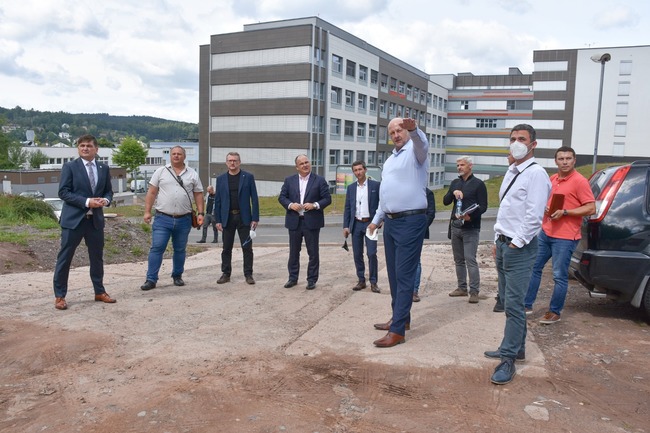 Zhotovitel parkovacího domu v areálu náchodské nemocnice převzal staveniště