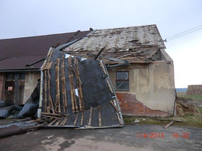 Poryv větru strhl střechu vepřína v Rožmitále