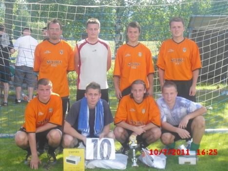 Putovní pohár z turnaje malé kopané O Cup 2011 získali hráči z Police nad Metují